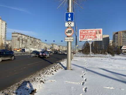 9 мая/Авиаторов, со стороны здания по ул. Авиаторов, 68, на разделительной полосе