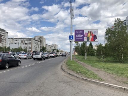 9 мая, напротив здания по ул. Водопьянова, 15а