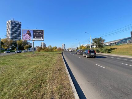 Авиаторов, слева при движении от Октябрьского моста