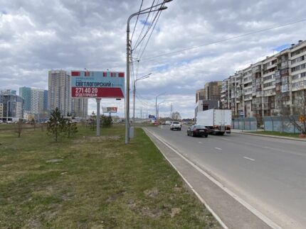 Авиаторов, на противоположной стороне дома с адресом Светлогорский, 23