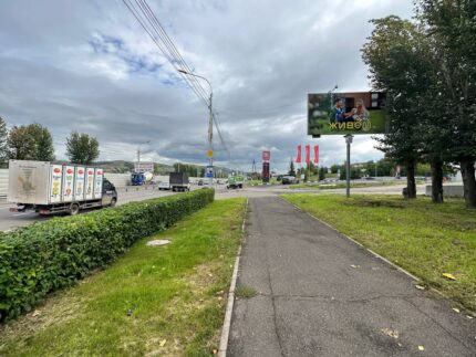 Калинина, напротив здания по ул. 2-й Красногорской, 25 (въезд на АЗС КНП)