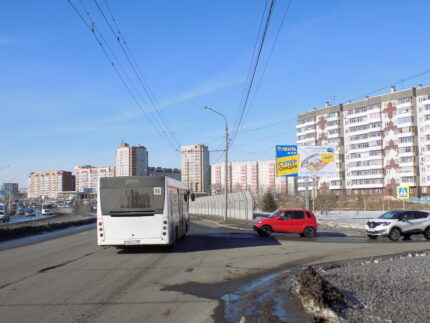 Комсомольский, напротив дома по ул. Ястынской 2