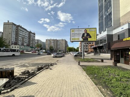 Ладо Кецховели, напротив здания по ул. Техническая, 2б