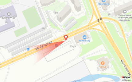 Елены Стасовой, со стороны ю-з фасада здания по ул. Высотной 35а (автомойка 25 часов)