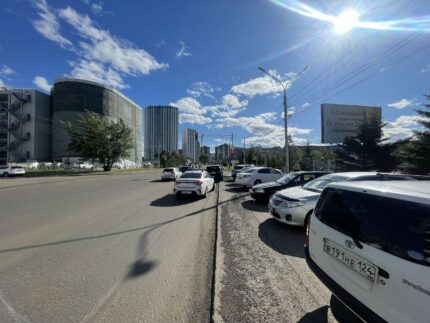 Октябрьская со стороны восточного угла здания по ул. Авиаторов 19