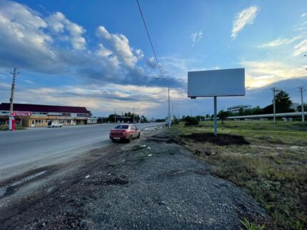 Северное шоссе 17 ж стр 1, на противоположной стороне дороги